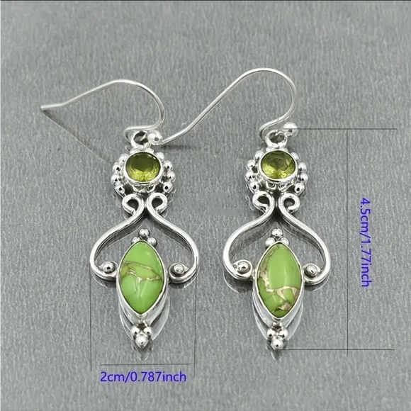 Earrings-Vintage green/ silver dangle. Synthetic stones. 1.75” x .75” NIP. - Picture 3 of 4